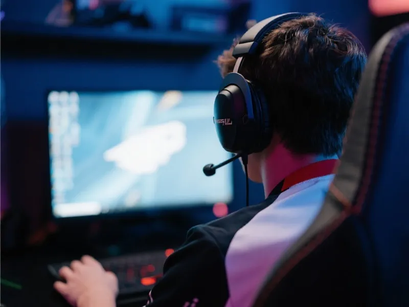 职业电竞选手全神贯注