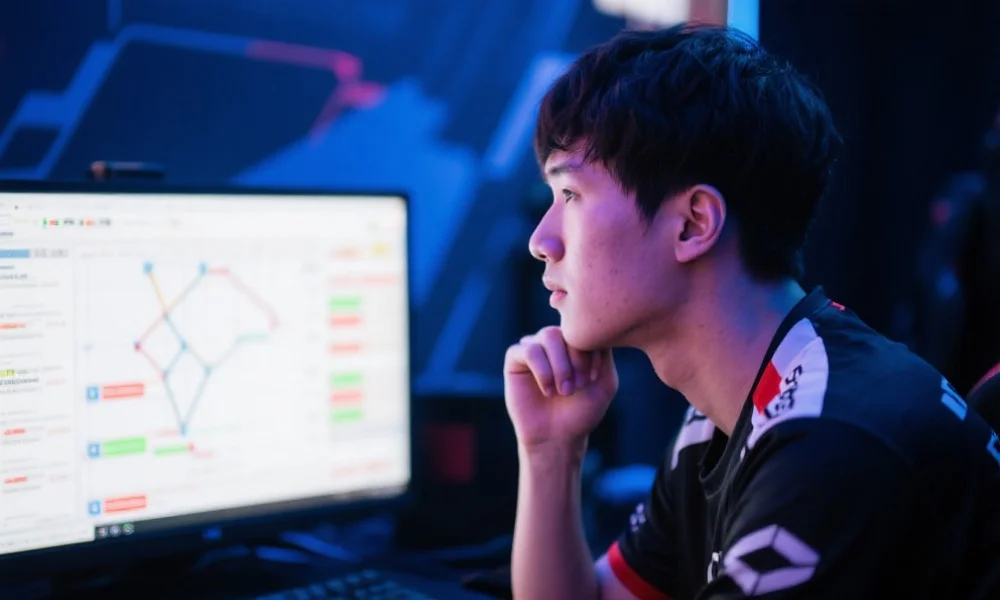 电竞选手赛后分析战术